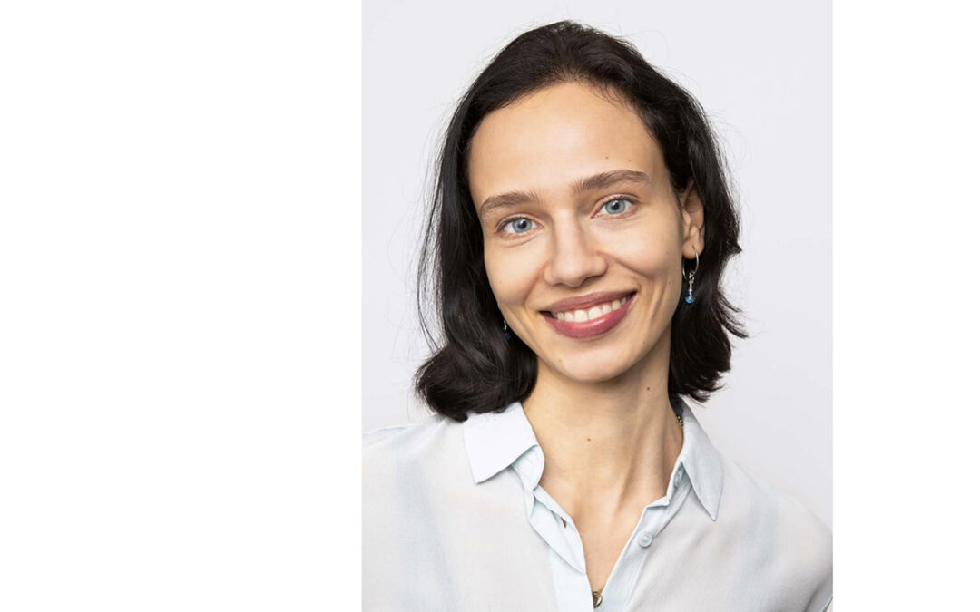 How To Choose The Right Background For Your Headshot — Studio, Outdoor, Or On-The-Job Context